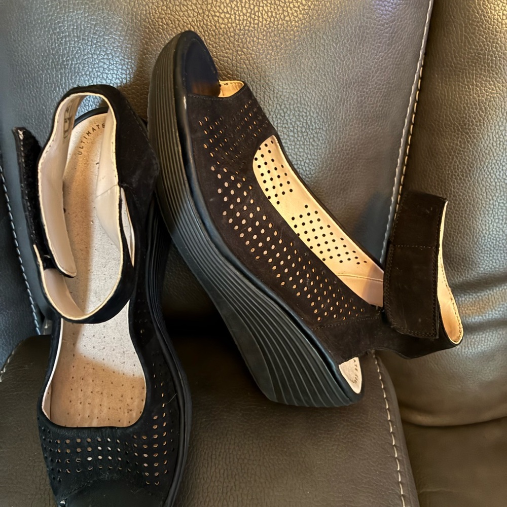 Clarks Collection Women’s Reedly Salene Black Peep-Toe Wedge Sandals Size 8 1/2